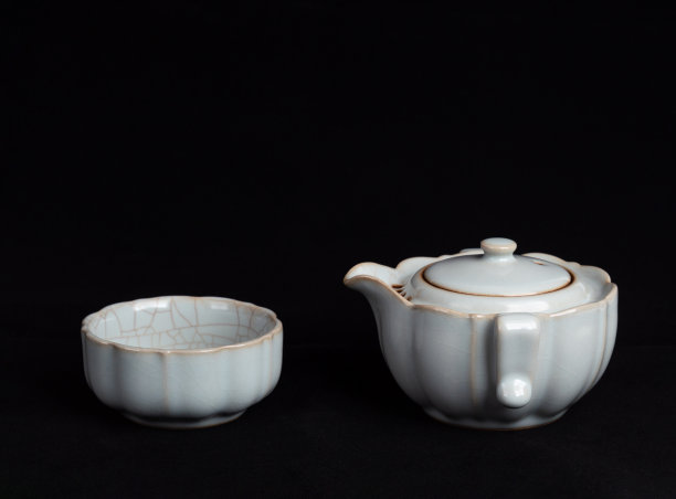 黑底中国汝瓷茶杯和茶壶图片下载