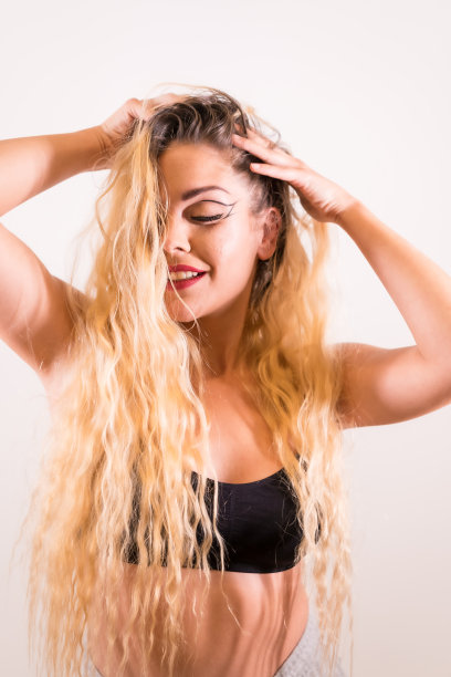 一个白人金发女孩的肖像与化妆，修饰睫毛和白色背景，垂直的照片图片下载