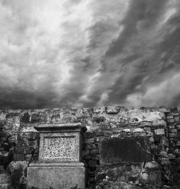 墓碑上有戏剧性的云雾景象图片下载