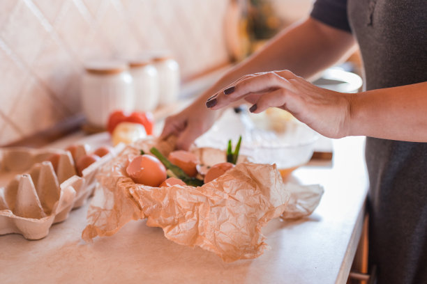 女人准备早餐图片下载
