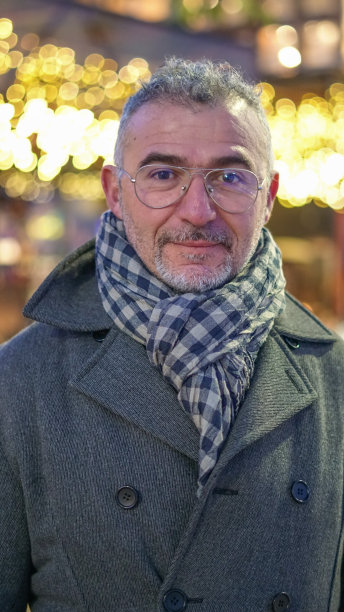 中年男子穿着外套和福方达黄色浅色背景的方框图片下载