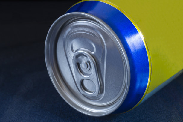 在黑色背景上用于装罐的锡罐图片下载