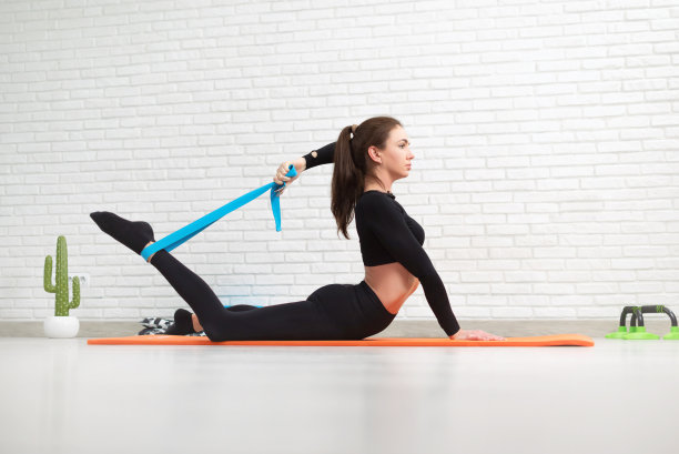 女孩在家里做伸展运动来加强她的背部图片下载