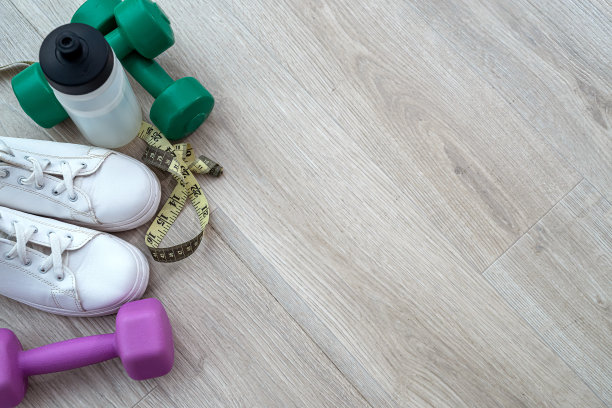 运动器材，其中设有球哑铃、橡胶垫等运动器材图片下载