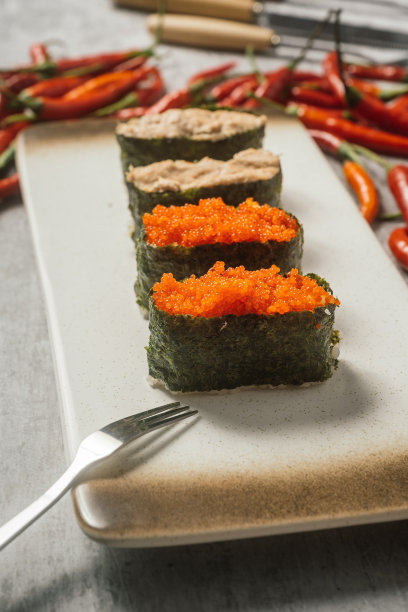 寿司在石板上图片下载