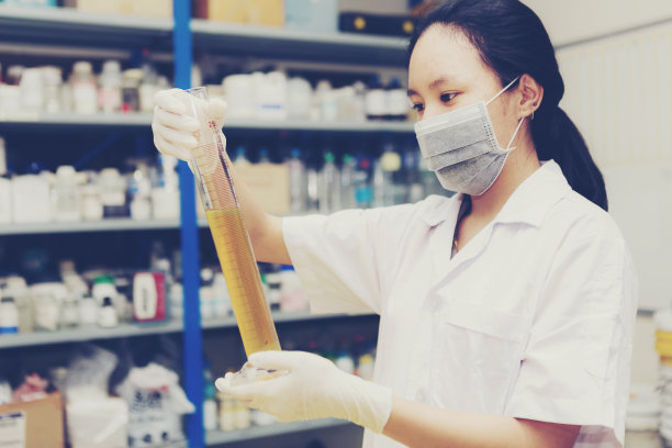 在质量检验实验室工作。奥密克戎检测流程，奥密克戎的冠状病毒株。新的covid变体。冠状病毒SARS-COV-2图片下载