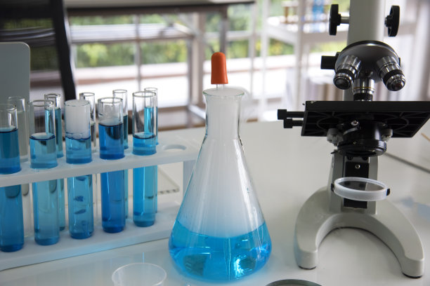 在实验室工作。奥密克戎检测流程，奥密克戎的冠状病毒株。新covid变体图片下载