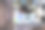 一个女孩在夏日公园的户外涂画。公园里的孩子们有创造性的休闲活动。儿童创造力的发展。图片下载