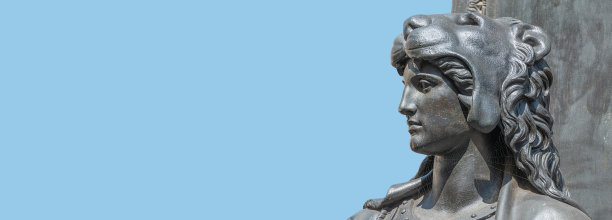 横幅与一个感性的女战士的老雕像，亚马逊人，作为与狮子头和俱乐部在德国德累斯顿市中心的纽马克特的防守者，在蓝色的天空坚实的背景与复制空间。图片下载