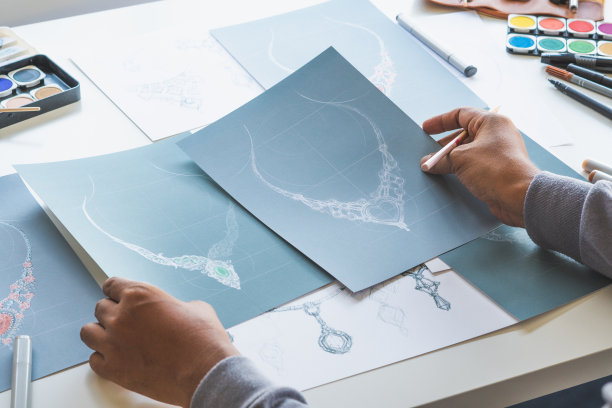 设计师设计钻石首饰绘图sketchesÂ制作worksÂ工艺独特的手工奢侈品项链产品创意。图片下载