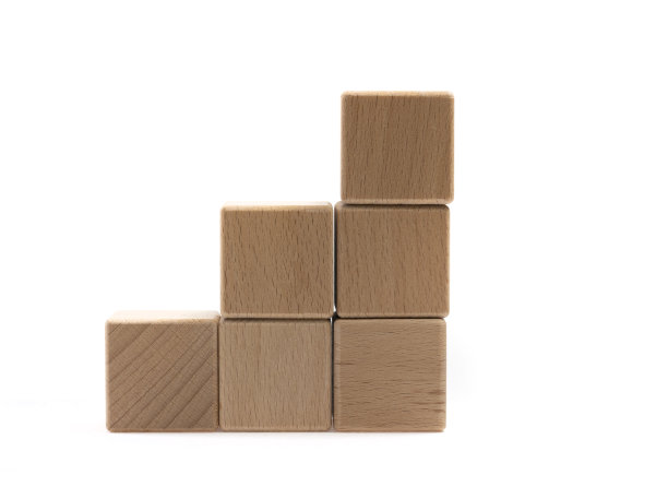 白色背景上上升的木质立方体图片下载