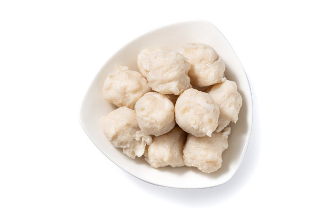 新鲜的墨鱼球孤立在白色背景上。图片下载