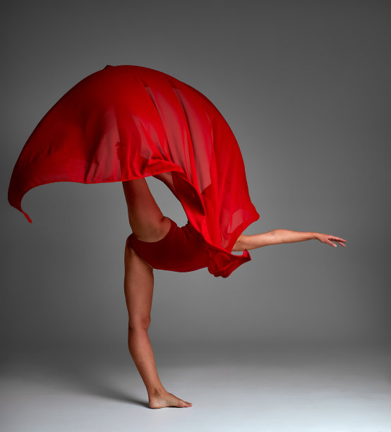 芭蕾舞女演员跳尖角鞋与飞红布，现代芭蕾舞舞蹈，孤立的灰色背景图片下载