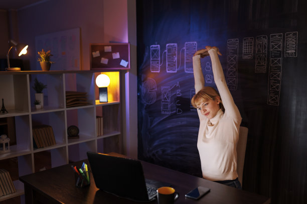 女性用户体验UI设计师在加班时进行伸展图片下载