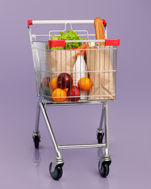购物车里装满了各种各样的产品。孤立概念形象的购物与复制空间。图片下载