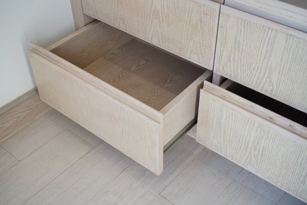 柜上拉开抽屉图片下载