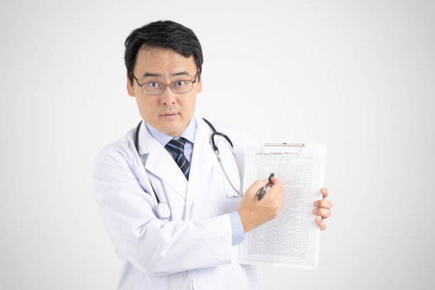 男医生通过电脑屏幕讲解在线医疗图片下载