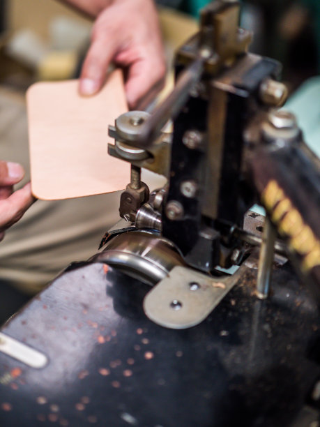 由日本工匠进行皮革加工。图片下载