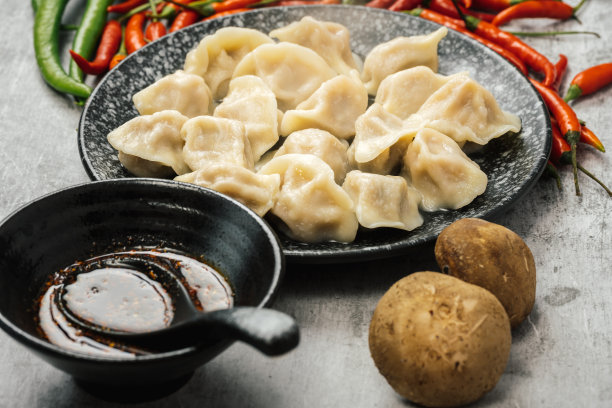 石板上的饺子图片下载