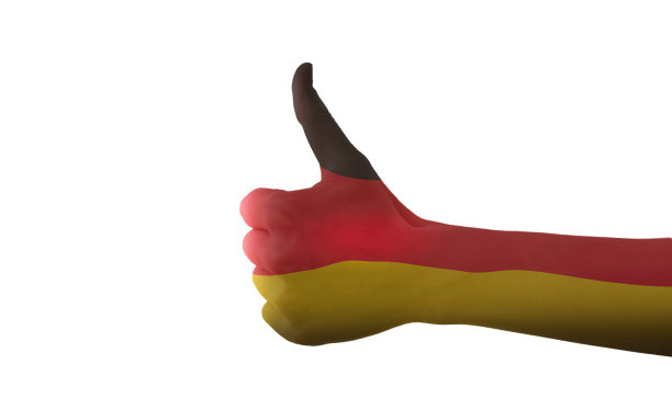 竖起大拇指的手，白色背景上孤立的德国国旗图片下载