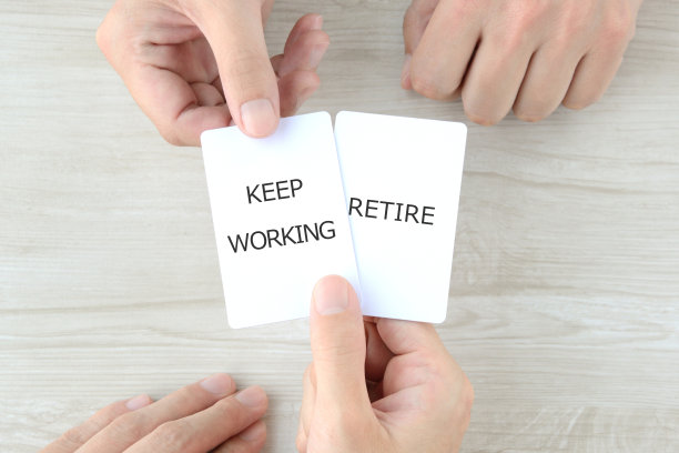商人选择继续工作或退休图片下载