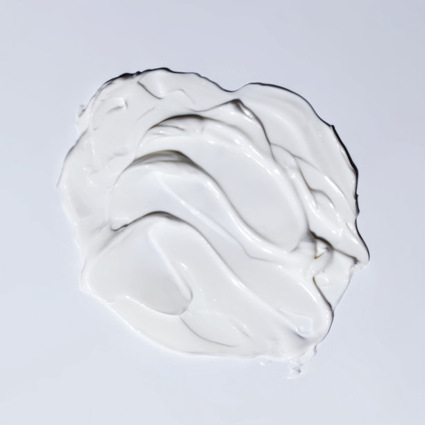 白色化妆品的样本，凝胶和泡沫滴在灰色的背景上。图片下载