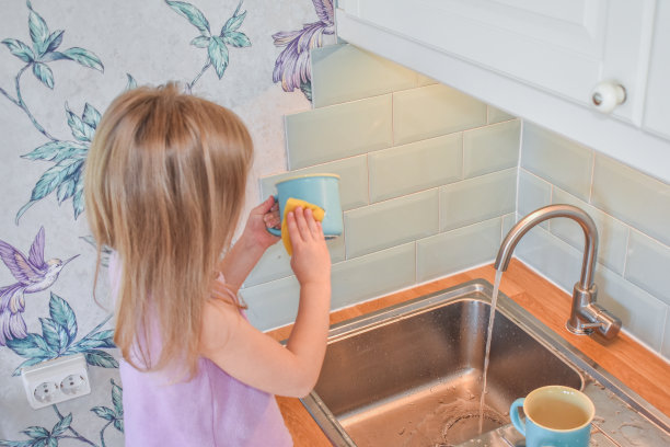 孩子在水槽里洗杯子，没有滤镜图片下载