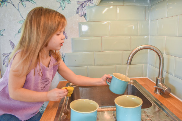 孩子在水槽里洗杯子，没有滤镜图片下载