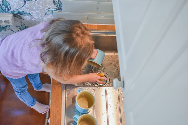 孩子在水槽里洗杯子，没有滤镜图片下载