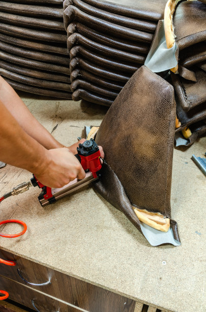 软垫家具制造，家具软垫用气动订书机制造图片下载