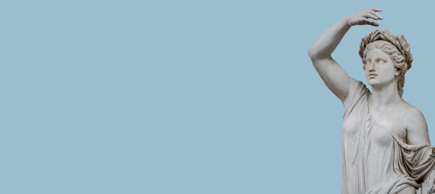 横幅与文艺复兴时期的感性沐浴的女人在坚实的蓝色天空背景复制空间，波茨坦，德国，细节，特写旧雕像。历史建筑遗产的概念。图片下载