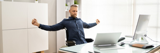 在工作和商务桌上做伸展运动图片下载