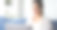 年轻的亚洲女性在家里客厅的沙发上用笔记本电脑与客户进行视频通话。图片下载