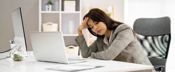 压力大的生病女员工使用电脑图片下载