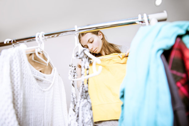 少女选择她的时尚服装图片下载