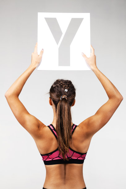 抱着字母y的健康女孩图片下载