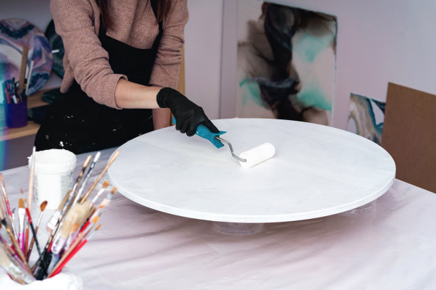 年轻的艺术家在家庭办公室画画。图片下载