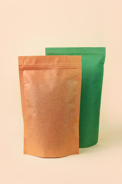 袋装样品分类中性米色背景。商品包装。空白棕色牛皮纸包装演示图片下载