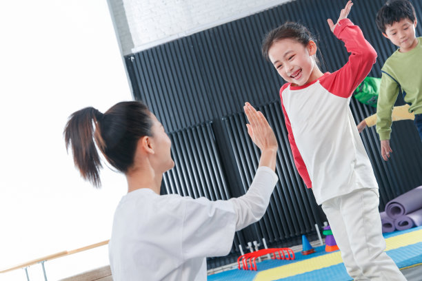 教练和学生在体育训练课上鼓掌图片下载