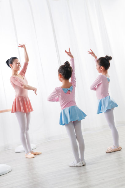年轻的老师教这些小女孩跳芭蕾舞图片下载