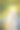 身穿米色风衣、头戴头巾的穆斯林妇女站在秋叶旁。关闭了。黑帽。图片下载