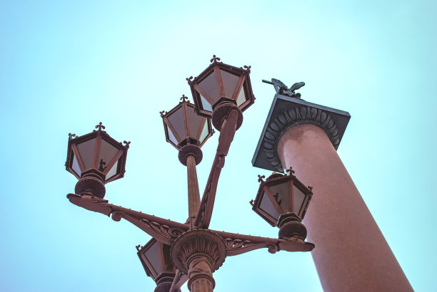 俄罗斯圣彼得堡，宫殿广场上的灯笼和亚历山大柱图片下载