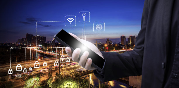 商人手持智能手机与图标符号屏幕的概念网络连接控制和安全与城市黄昏日落天空长曝光光背景景观图片下载