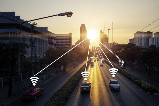 智能城市概念中带有wifi信号数据链接图标的道路车与日出小镇和建筑背景景观连接图片下载
