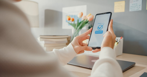 年轻的亚洲女士用手机订购网上购物产品，用银行app付款，交易成功。居家隔离活动，防疫娱乐活动。图片下载