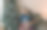 在装饰圣诞树的时候，小女儿轻轻地亲吻了爸爸的脸颊。等待魔法图片下载