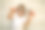 手里拿着黑框眼镜的小女孩。眼镜对焦后，孩子看不清。图片下载