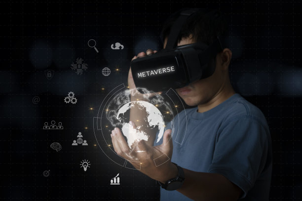 戴着VR眼镜的男子访问云计算和处理数字数据。虚拟全球互联网连接元时空。物联网。数字链接技术，通过互联网技术实现大数据。图片下载