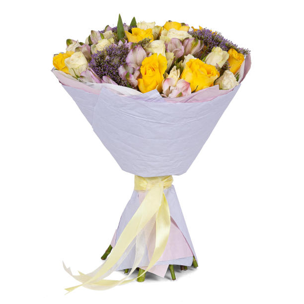 一束黄色和紫色的花在紫色的纸包圆锥形孤立在白色的背景图片下载