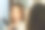 头发拉直，女人在浴室里对着镜子用熨斗烫头发图片下载